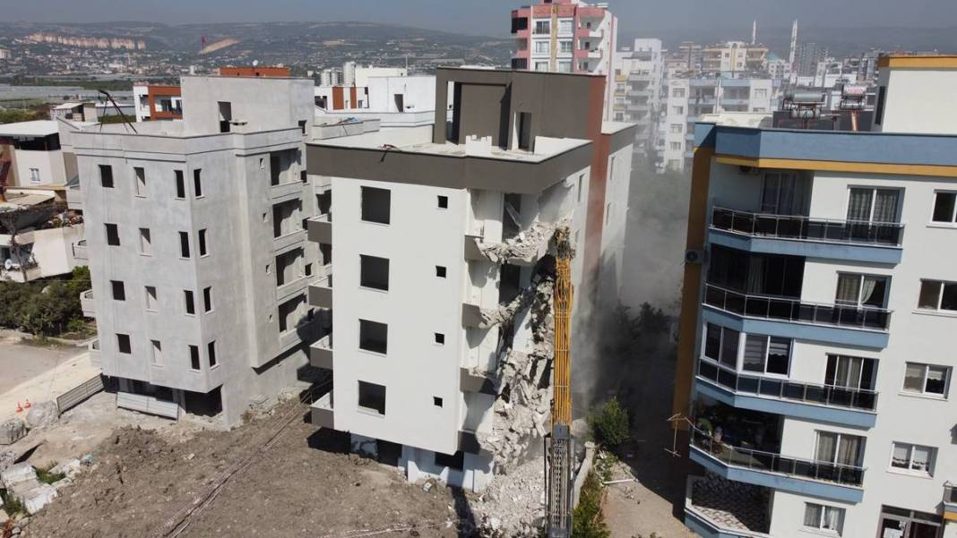 Sıfır bina yan yattı: İnşaatı yaparken zemini kontrol eden olmadı mı! Korkutan manzara 10